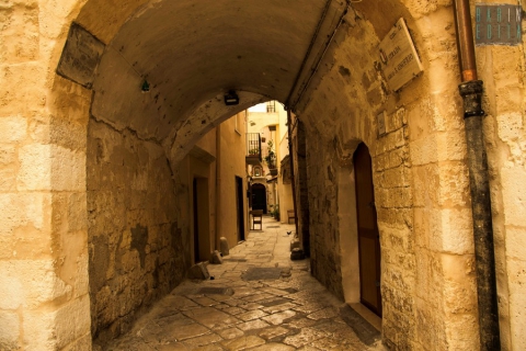 Bari vecchia, sotto un arco i resti di una chiesa millenaria: San Nicola del Porto